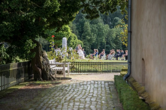Weg seitlich am Schloss Hochzeit Möhler