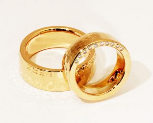 Trauringe von Mann und Frau