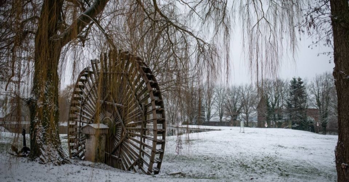 Wasserrad in Eis am Schloss Möhler