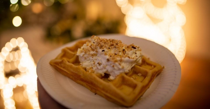 Köstliche Waffeln mit Sahne am Schloss Möhler