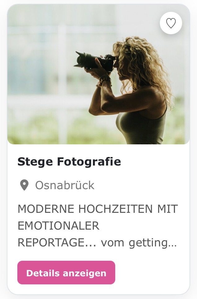 Hochzeitsfotografin „Stege Fotografie“ MODERNE HOCHZEITEN MIT EMOTIONALER REPORTAGE... vom getting ready bis zum Hochzeitstanz.... ECHTE MOMENTE MIT TIEFE *ZEITLOSE HOCHZEITSBILDER MIT MODERNEM ANSPRUCH! Ich sehe was, was ihr nicht seht und bin diskret im Hintergrund aber Präsent im richtigen Moment. ICH LIEBE MODERNES STORYTELLING....LEBENDIG ,NAHBAR, STILVOLL. Dabei verbinde ich Erfahrung mit Weiterentwicklung. Denn Stillstand ist keine Option. Bei mir bekommt ihr das Beste aus 2 Welten: langjährige Sicherheit + zeitgemäße, hochwertige Bildsprache! EURE HOCHZEIT. IST KEIN SHOOTING. SIE IST EURE GESCHICHTE UND DA FREUE ICH MICH DRAUF! Wenn ihr Wert auf Qualität, Stil und Professionalität legt, dann freue ich mich darauf, eure Geschichte mit Anspruch und Feingefühl festzuhalten.