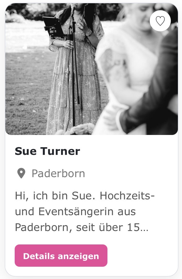 Hochzeitssängerin „Sue Turner“ Hi, ich bin Sue. Hochzeits- und Eventsängerin aus Paderborn, seit über 15 Jahren auf der Bühne und mit jeder Faser meines Herzens bei dem, was ich tue. Euer Hochzeitstag gehört zu den emotionalsten Momenten eures Lebens. Der erste Blick. Das Ja-Wort. Der Song, bei dem ihr beide wisst: genau dieser. Ich bin da, um genau diese Momente klingen zu lassen wie sie sich anfühlen. Musik war für mich nie nur ein Job. Sie ist das, womit ich denke, fühle und kommuniziere. Und genau diese Energie bringe ich in jeden Auftritt, egal ob bei einer intimen Trauung für 20 Personen oder einem großen Event. Meine Wurzeln liegen im Soul, R&B und Jazz, aber ich bin zu Hause in vielen Genres. Was bleibt, egal welcher Song: Mit meiner Stimme, echter Musikalität und einem Gespür dafür, was ein Moment braucht, entsteht Musik, die wirklich unter die Haut geht. Beheimatet in Paderborn/OWL. Buchbar europaweit. Für Hochzeiten, Taufen, Trauerfeiern, Firmenfeiern, Bars und Restaurants.