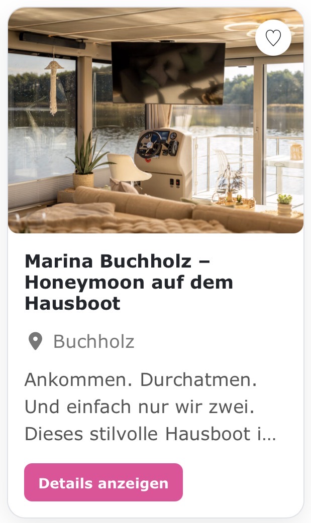 Hochzeitsreisen & Honeymoon „Marina Buchholz“ Ankommen. Durchatmen. Und einfach nur wir zwei. Dieses stilvolle Hausboot in der Marina Buchholz an der Müritz ist kein Ort zum Heiraten – sondern ein Ort, um das Ja-Wort nachklingen zu lassen. Um als frisch vermähltes Paar in absoluter Privatsphäre in Eure gemeinsame Zukunft zu starten. Sanftes Schaukeln, Sonnenuntergänge über dem Wasser, Frühstück auf dem Deck und Sternenhimmel über Euch – hier wird aus Eurer Hochzeitsreise ein intimes, maritimes Erlebnis voller Nähe, Ruhe und unvergesslicher Momente.