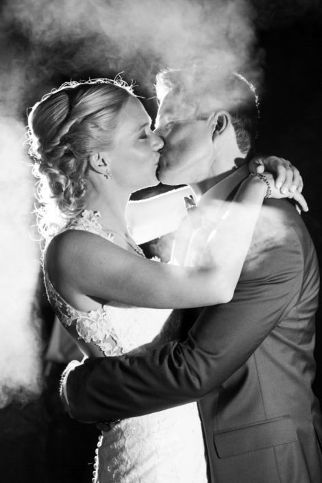 Braut und Bräutigam küssen sich - Webseite Schloss Möhler
