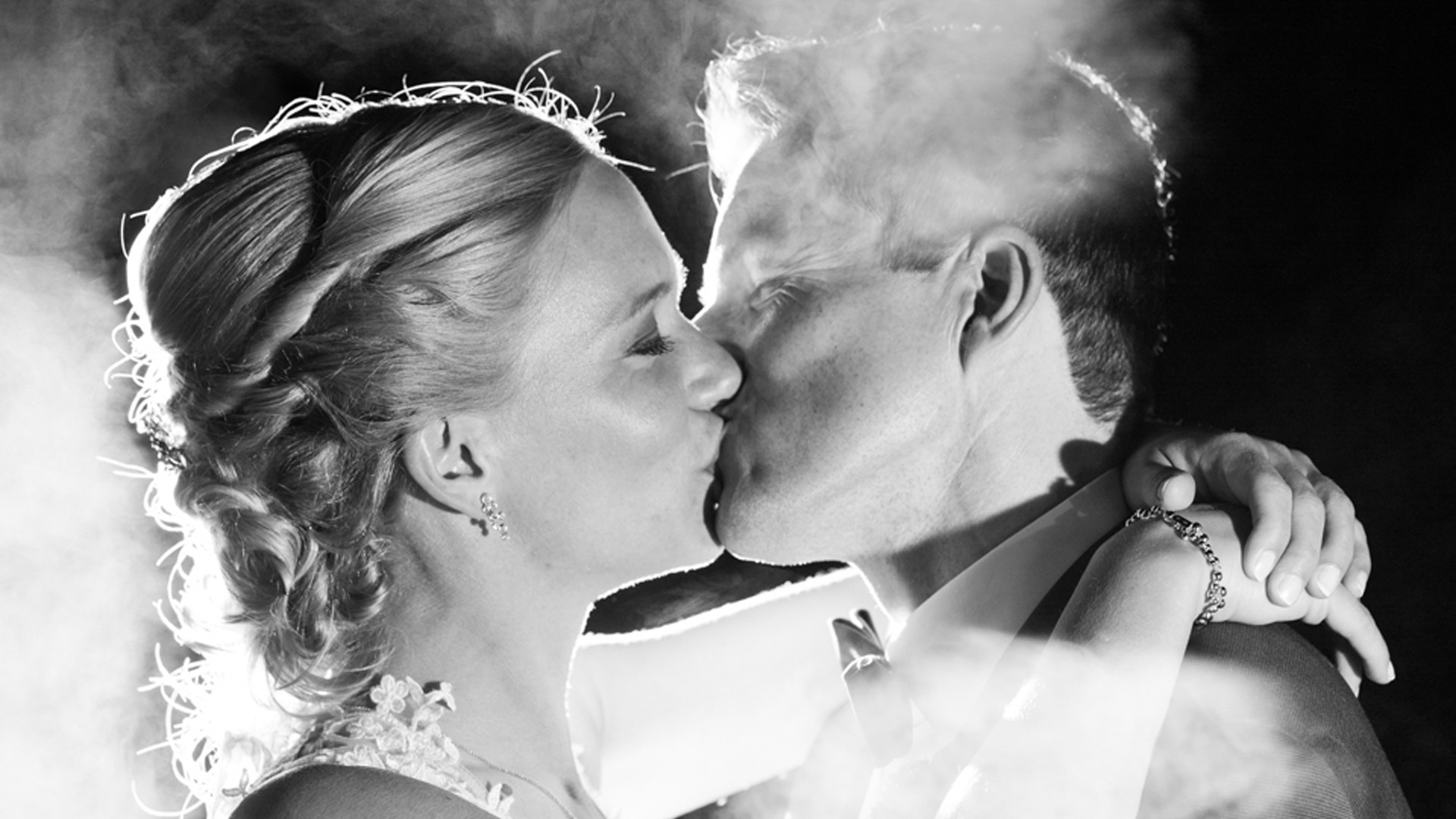 Braut und Bräutigam küssen sich - Webseite Schloss Möhler