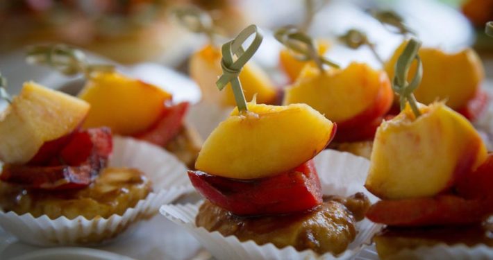 Fingerfood mit Pfirsich, Paprika und Hähnchen Webseite Schloss Möhler