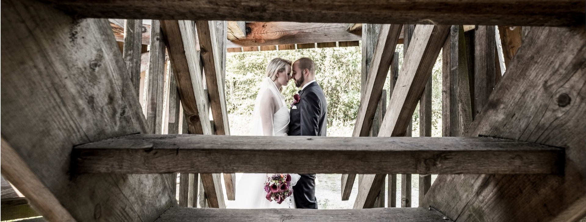 Hochzeitspaar unter Treppe Webseite Schloss Möhler