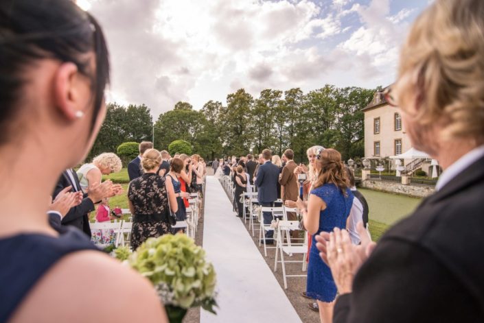 Der weiße Teppich für eine freie Trauung am Schloss Möhler