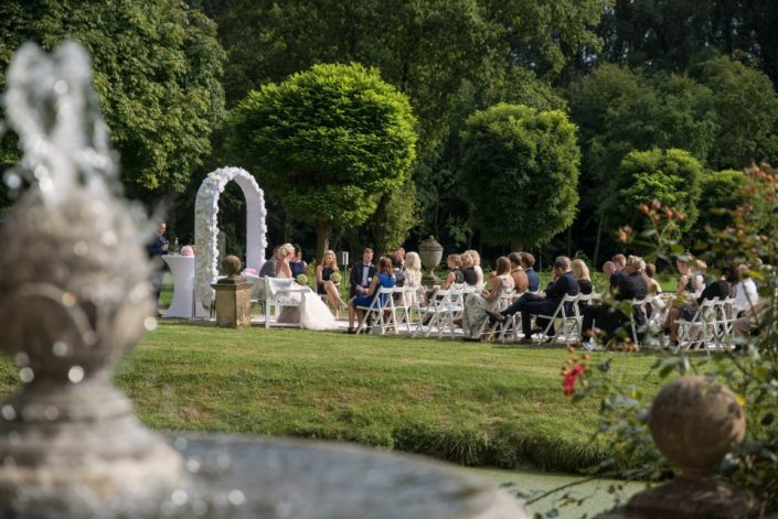 Blick aus Barockgarten bei einer freien Trauung Location Schloss Möhler