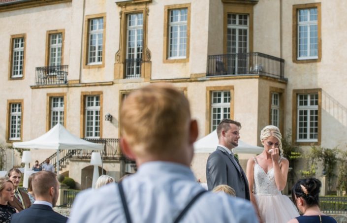 Braut weint bei einer freien Trauung Location Schloss Möhler