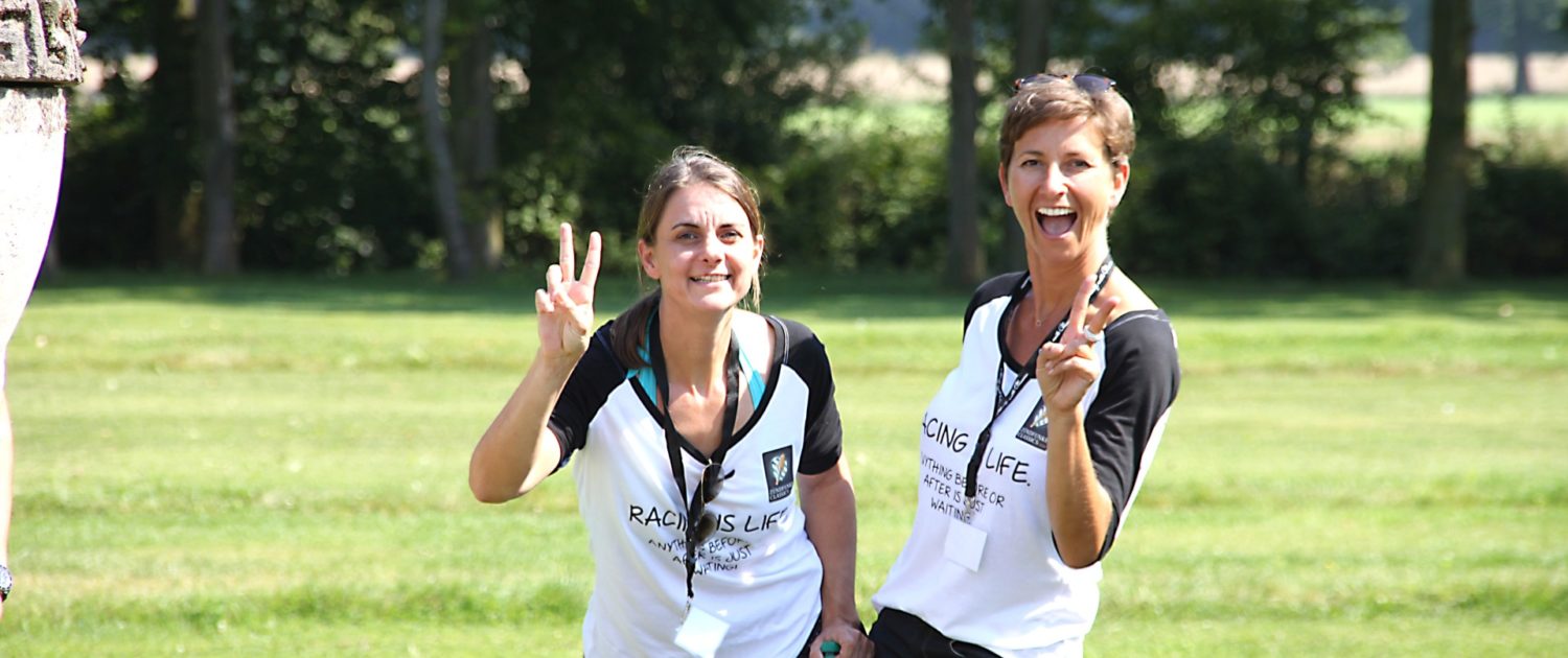 Zwei Frauen mit Spaß auf Rasen am Schloss Möhler