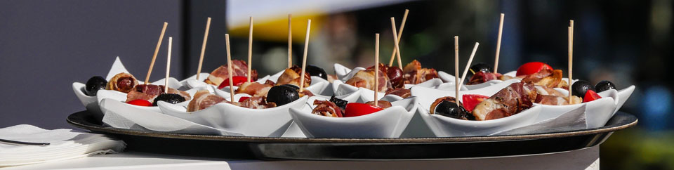 Fingerfood in weißen Schalen Webseite Schloss Möhler