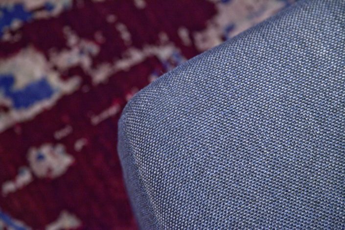 Blaue Sofas im Gewölbekeller der Location Schloss Möhler