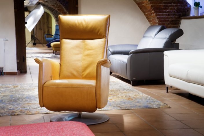 Zimtgelber Relaxstuhl im Gewölbekeller der Location Schloss Möhler