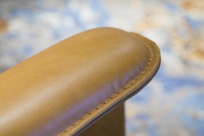 Naturfarbene Lederarmstütze im Gewölbekeller der Location Schloss Möhler