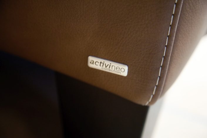 Logo Activineo an brauner Ledercouch im Gewölbekeller der Location Schloss Möhler