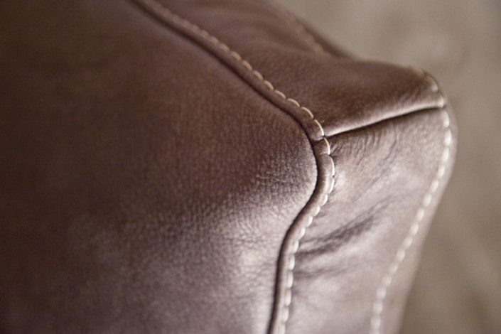 Ledernähte Ledercouch im Gewölbekeller der Location Schloss Möhler