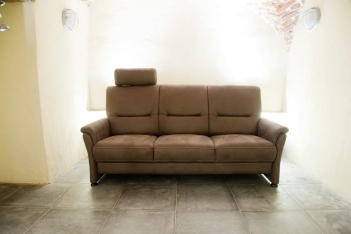 Hellbraunes Sofa im Gewölbekeller der Location Schloss Möhler