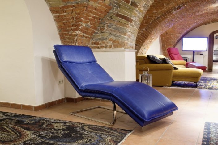 Blaues Sofa im Gewölbekeller der Location Schloss Möhler