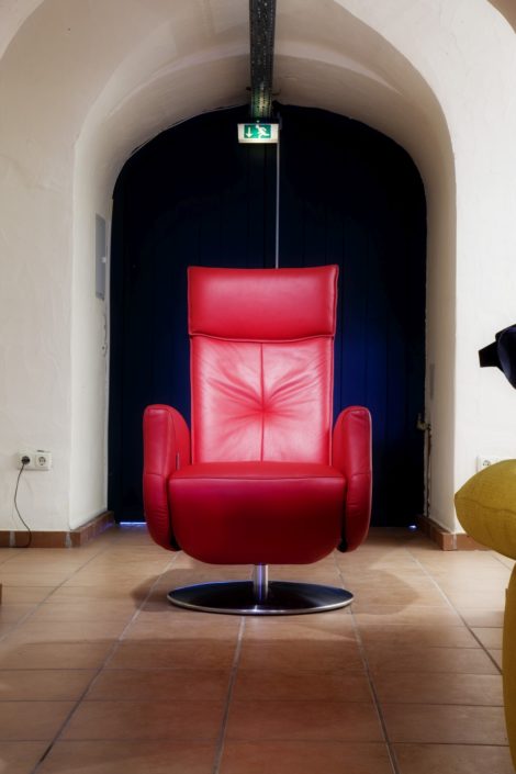 Roter Relaxsessel im Gewölbekeller der Location Schloss Möhler