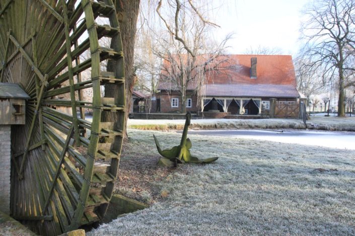 Wasserrad vor Gesindehuis auf Schloss Möhler im Winter