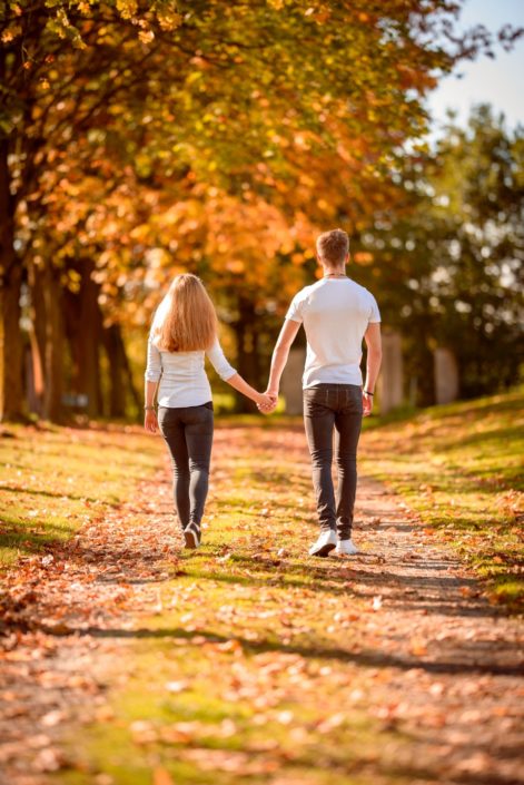 Junges Paar Hand in Hand auf Schloss Möhler