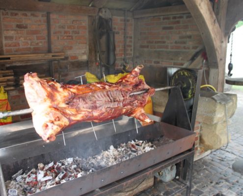 Spanferkel auf dem Grill am Schloss Möhler