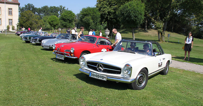 Oldtimer vor Schloss Möhler