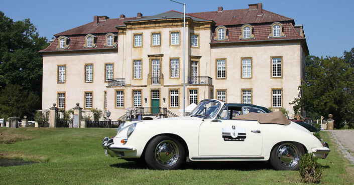 Oldtimer vor Schloss Möhler