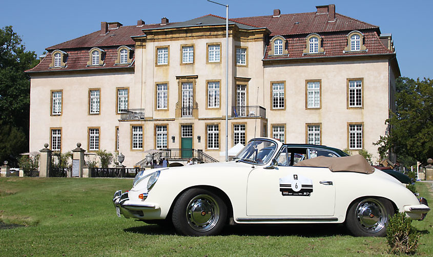 Oldtimer vor Schloss Möhler