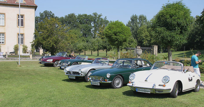 Oldtimer vor Schloss Möhler