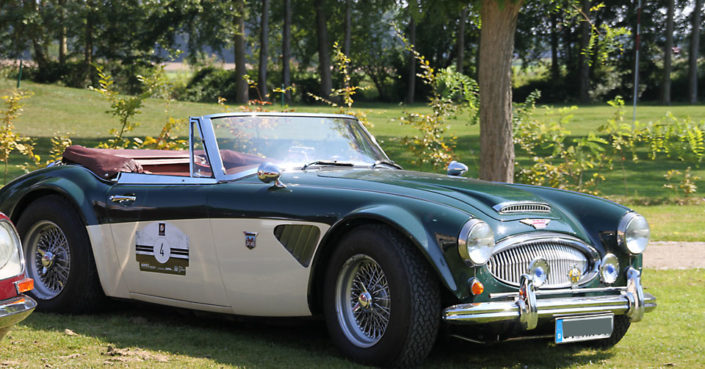 Oldtimer vor Schloss Möhler