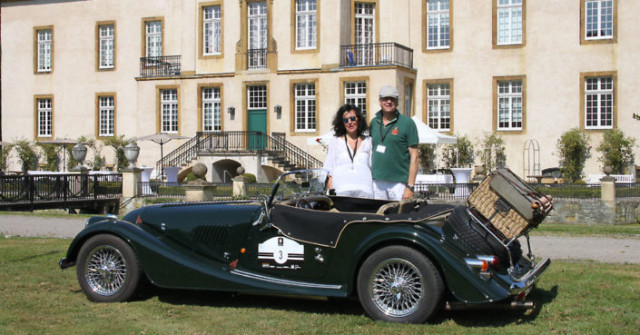 Oldtimer mit Besitzern vor Schloss Möhler