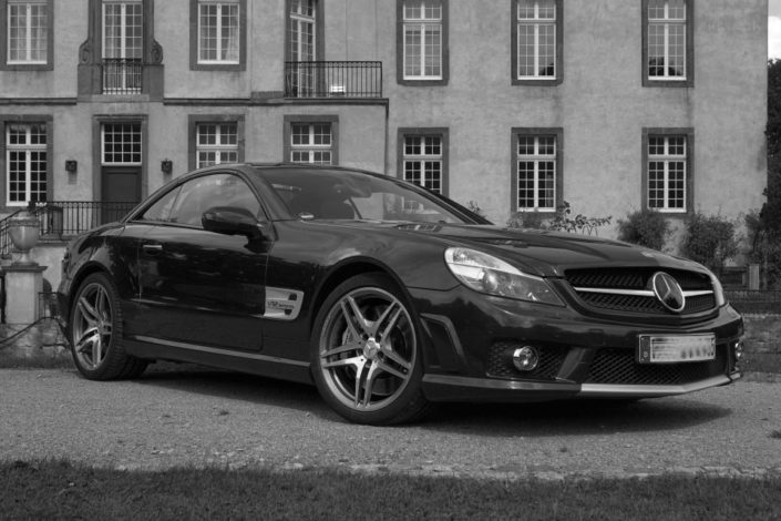 Mercedes vor Schloss Möhler