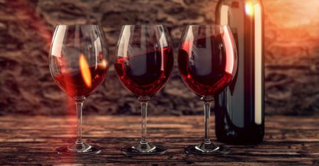 Wein in Gläsern für Weinprobe Webseite Schloss Möhler